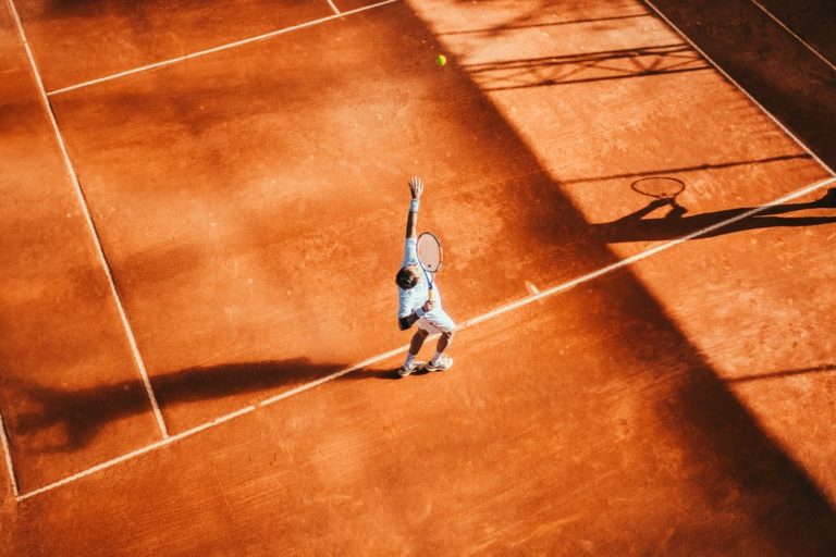 Lire la suite à propos de l’article Le service au Tennis